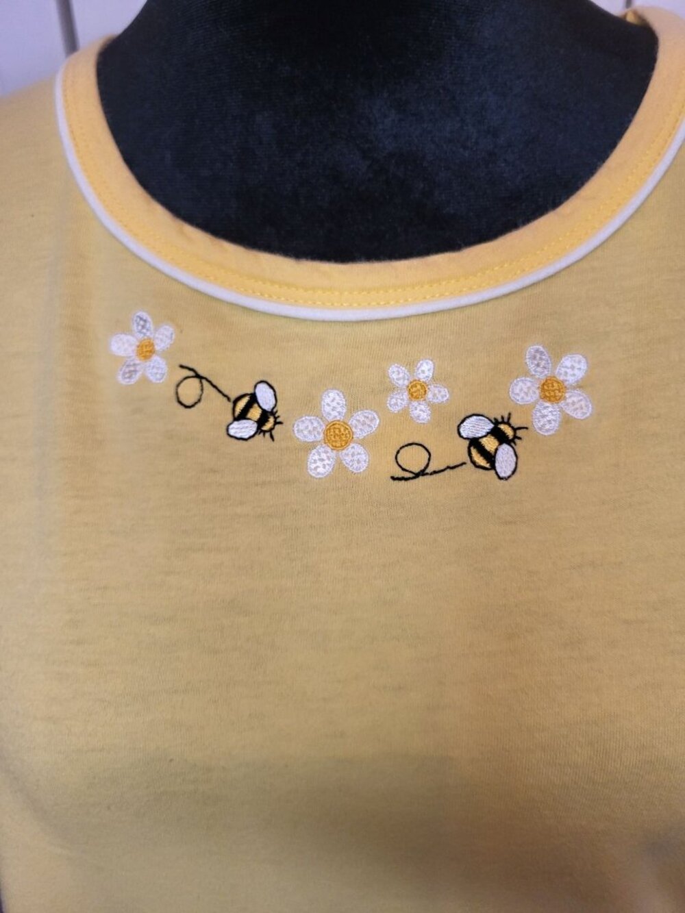 Vintage 90s Mandal Bay Butter Yellow Tee Embroidered Daisies Bees L Cottage - Picture 3 of 6